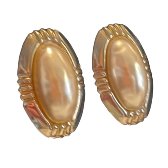 1.5” mixed metal gold tone stud earrings with large oval simulated pearl setting - Picture 5 of 13